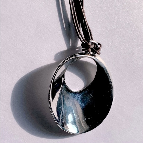 COPY - 🥈Cookie Lee Circle Pendant Necklace with 4 Removable Faux Leather Stran… - Picture 5 of 10